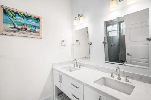 un bagno bianco con due lavandini e uno specchio di Endless Summer Nights at Seacrest a Inlet Beach
