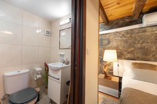 ein kleines Badezimmer mit Toilette und Waschbecken in der Unterkunft King Shelter by Homie in Lanceiros