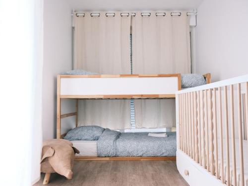 En eller flere senge i et værelse på Bel appart familial avec terrasse aux portes de Paris - Parking gratuit