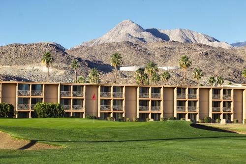 パーム・スプリングスにあるWorldMark Palm Springs - Plaza Resort and Spaのヤシの木と山々のあるリゾートの景色を望めます。