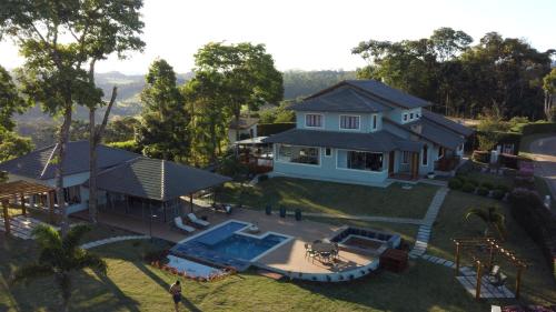 - une vue aérienne sur une maison avec une piscine dans l'établissement Mansão em Pedra Azul! Exclusividade na região, à Domingos Martins