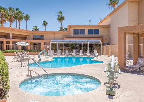 Bazén v ubytování WorldMark Palm Springs - Plaza Resort and Spa nebo v jeho okolí