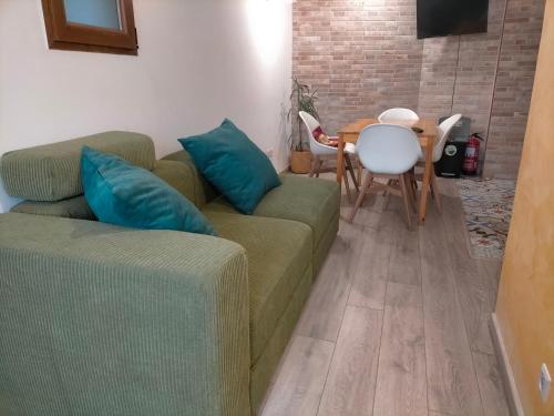 uma sala de estar com um sofá e uma mesa em Apartamento rural em Miraflores de la Sierra