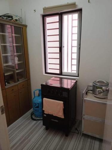 una cucina con piano cottura e una finestra in una camera di Al Manzil a General Santos