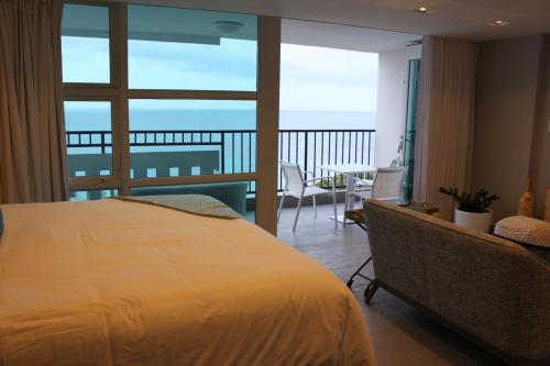 Postel nebo postele na pokoji v ubytování Enchanted 17 Jewel Beachfront Luquillo -Pool