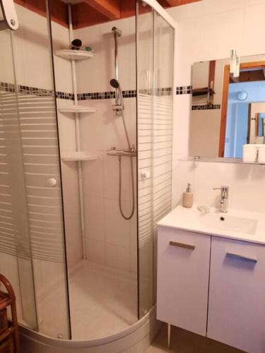 une salle de bain avec douche et lavabo dans l'établissement Maison d'été familiale, piscine dans la résidence, à Lacanau
