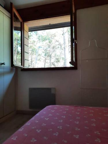 - une chambre avec une fenêtre et un lit violet dans l'établissement Maison d'été familiale, piscine dans la résidence, à Lacanau