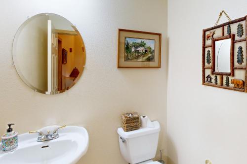 La salle de bains est pourvue d'un lavabo, d'un miroir et de toilettes. dans l'établissement All Season Home, à Tahoma