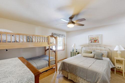 - une chambre avec 2 lits superposés et un ventilateur de plafond dans l'établissement All Season Home, à Tahoma