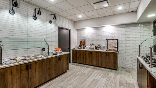 Køkken eller tekøkken på Staybridge Suites Dallas Market Ctr Love Field by IHG