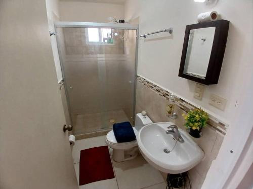 La salle de bains est pourvue d'une douche, de toilettes et d'un lavabo. dans l'établissement Vivienda completa. Privada con acceso controlado. FACTURAMOS, à Hermosillo