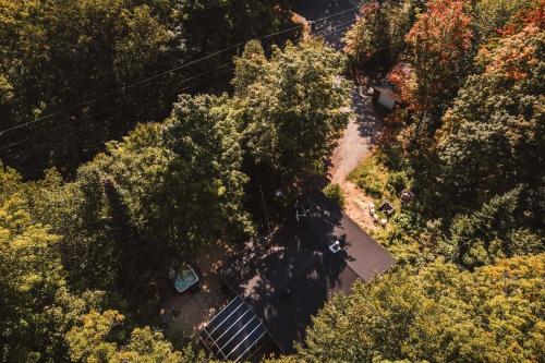 an overhead view of a road through a forest of trees at Chalet rétro Avec Spa in Chertsey