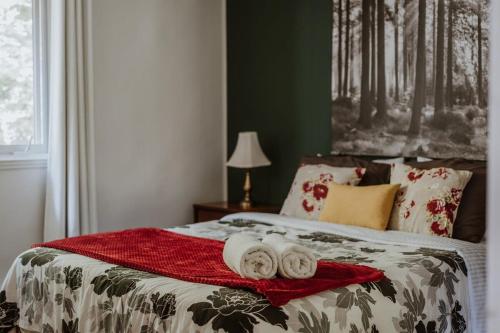 a bedroom with a bed with towels on it at Chalet rétro Avec Spa in Chertsey