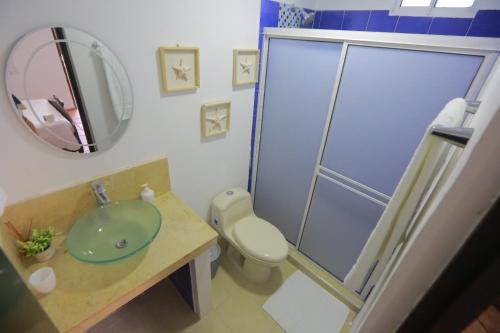 W łazience znajduje się umywalka i przeszklony prysznic. w obiekcie CASA KATALINA w mieście Cartagena de Indias