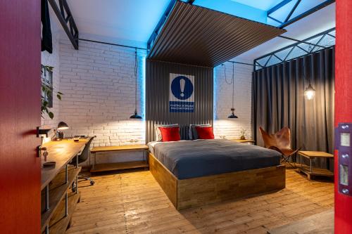 1 dormitorio con cama y escritorio. en Solaris, en Ostrava