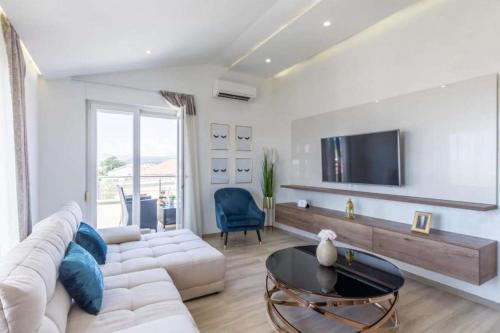 Apartments with parking space Kastel Luksic, Kastela - 22141