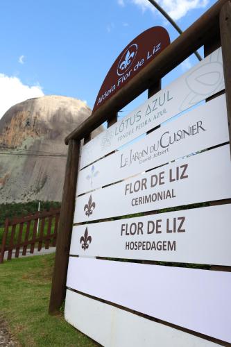 a sign with a mountain in the background at Aldeia Flor de Liz - Pedra Azul in Pedra Azul