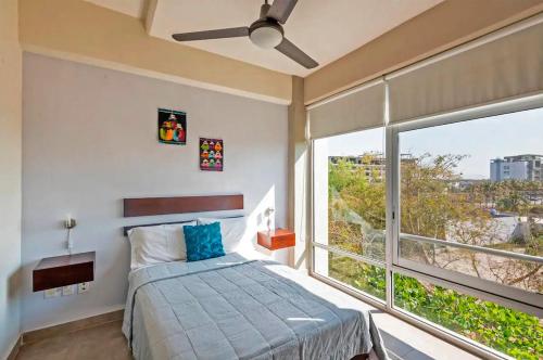 - une chambre avec un lit et une grande fenêtre dans l'établissement Departamento en Nuevo Vallarta, à Nuevo Vallarta