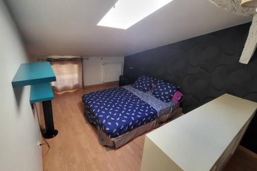 - une petite chambre avec un lit et une table dans l'établissement Propriete de 4 chambres avec terrasse a Aiguillon, à Aiguillon