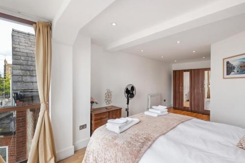 سرير أو أسرّة في غرفة في Elegant Living in Kingston: Two Bedroom Apartment