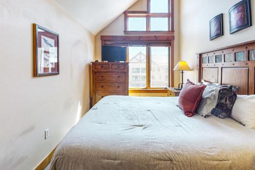 a bedroom with a large bed and a window at Springs Lodge 8906 in Keystone