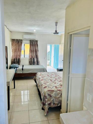 Schlafzimmer mit einem Bett und einem Fenster in der Unterkunft KID'S in El Naranjo