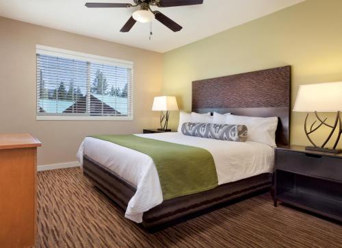 een slaapkamer met een groot bed en een plafondventilator bij WorldMark Big Bear Lake in Big Bear Lake