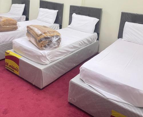 two beds sitting next to each other in a room at غرفة وحمام مكة العزيزية قريب الحرم in Al ‘Azīzīyah