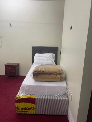 غرفة وحمام مكة العزيزية قريب الحرم في Al ‘Azīzīyah: سرير في غرفه مرتبه ومخده