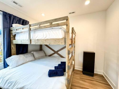 1 Schlafzimmer mit 2 Etagenbetten in einem Zimmer in der Unterkunft 4BR 4BA City Gem ROOFTOP Sleeps 12 in Nashville