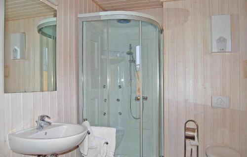 y baño con ducha acristalada y lavamanos. en Lovely Home In Wandlitz Ot Zerpenschl With Lake View, en Berg