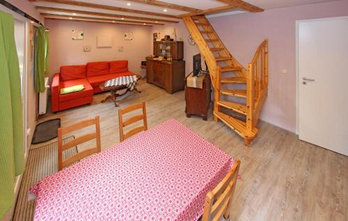 - un salon avec un canapé rouge et un escalier dans l'établissement Nice Home In Ribnitz-damgarten With Kitchen, à Ribnitz-Damgarten