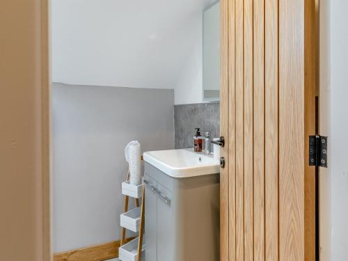łazienka z toaletą i umywalką w obiekcie Cowcroft - Uk45063 w mieście Tideswell