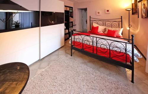 - une chambre avec un lit et des oreillers rouges dans l'établissement Lovely Apartment In Rheinsberg Ot Flecken With Kitchen, à Flecken Zechlin