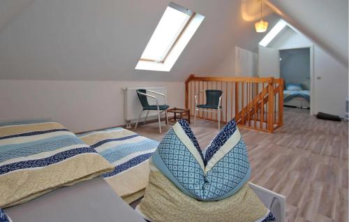 ein Schlafzimmer mit einem Bett mit einem Kissen darauf in der Unterkunft Beautiful Apartment In Woldegk With Kitchen in Woldegk