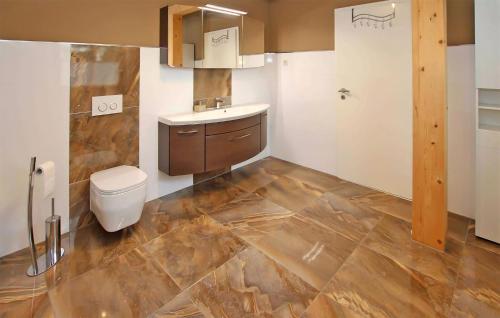 ein Bad mit einem WC und einem Waschbecken in der Unterkunft Beautiful Apartment In Woldegk With Kitchen in Woldegk