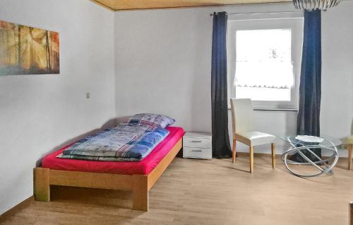 1 dormitorio con cama, mesa y ventana en Amazing Home In Mirow Ot Qualzow With Wifi, en Qualzow