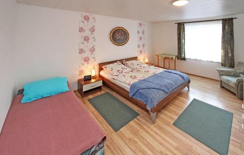 1 dormitorio con 1 cama y 1 sofá en Awesome Home In Liepgarten With Kitchen, en Liepgarten
