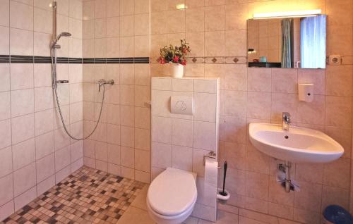 ein Bad mit einem WC, einem Waschbecken und einer Dusche in der Unterkunft 1 Bedroom Amazing Apartment In Silz in Silz