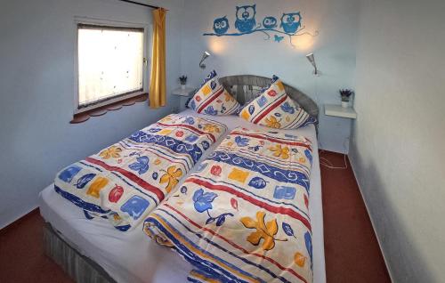 - une chambre avec un lit doté d'une couette et d'oreillers dans l'établissement 1 Bedroom Amazing Apartment In Silz, à Silz