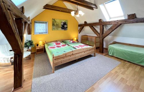 a bedroom with a bed with a green comforter at Beautiful Apartment In Ueckermnde seebad With Wifi in Neuendorf