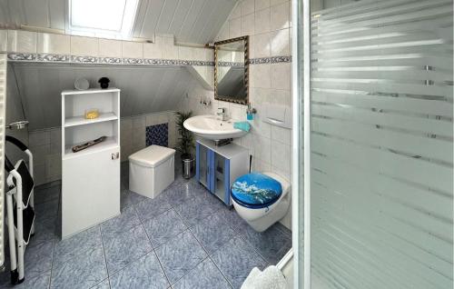 a small bathroom with a sink and a toilet at Beautiful Apartment In Ueckermnde seebad With Wifi in Neuendorf