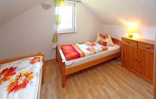 a small bedroom with a bed and a window at 1 Bedroom Stunning Home In Jabel Ot Loppin in Loppin