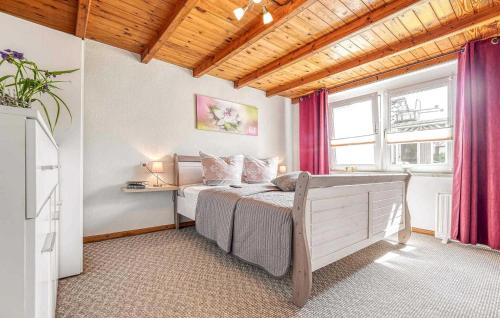 een slaapkamer met een bed in een kamer bij 1 Bedroom Cozy Home In Barth in Barth