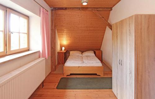 Cama pequeña en habitación pequeña con ventana en Stunning Home In Penzlin Ot Krukow With Kitchen, en Mallin