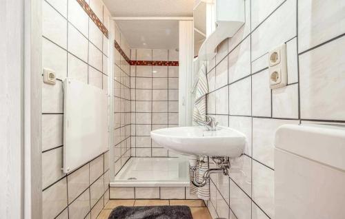 een witte badkamer met een wastafel en een douche bij 1 Bedroom Cozy Home In Barth in Barth