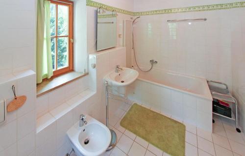y baño con lavabo, bañera y aseo. en Stunning Home In Penzlin Ot Krukow With Kitchen, en Mallin