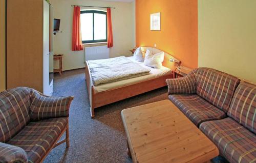 een hotelkamer met een bed en twee banken bij 4 Bedroom Amazing Apartment In Kuchelmi in Kuchelmiß