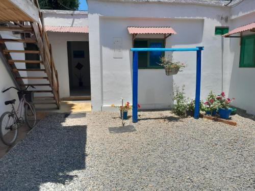 un poste azul frente a una casa blanca en Hostal Paloma Café en Palomino