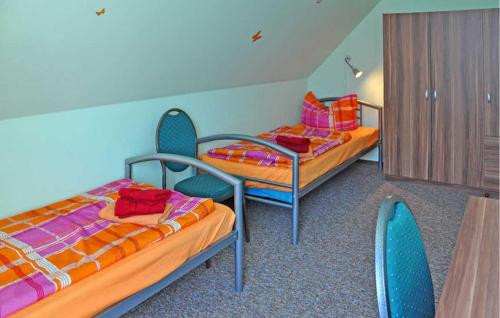 Zimmer mit 2 Betten, einem Tisch und Stühlen in der Unterkunft 2 Bedroom Cozy Apartment In Waren mritz in Waren (Müritz)